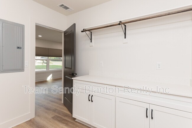 Building Photo - 2540 Hallmark Dr