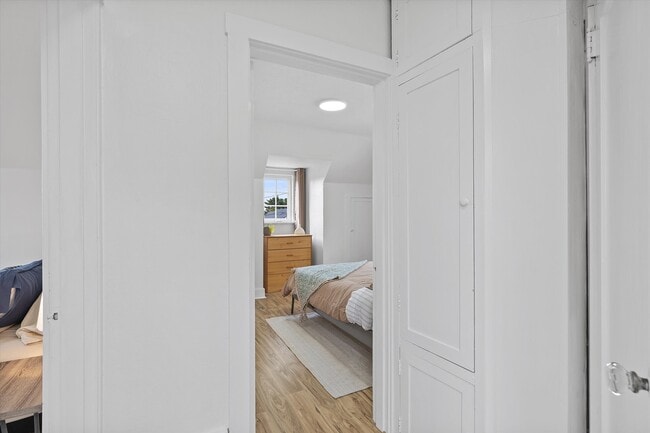 Building Photo - 7227 SE Hawthorne Blvd