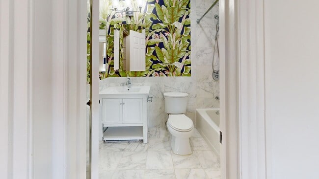 Building Photo - Modern Logan Circle One Bedroom W/Sleek Ki...