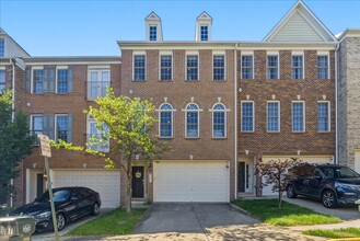 Building Photo - Welcome to this beautifully maintained 4-bedroom, 3.5-bath townhome in the heart of Lorton