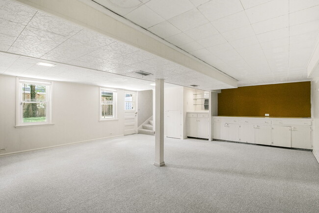 Building Photo - 381 Wilson St
