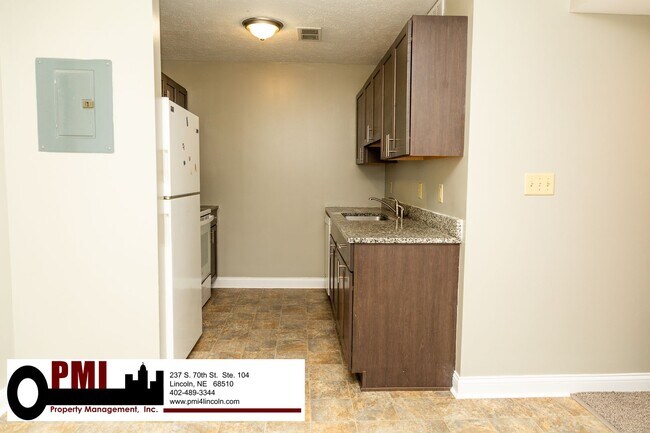 Building Photo - 3 Bedroom and 1.5 bathroom Duplex for rent