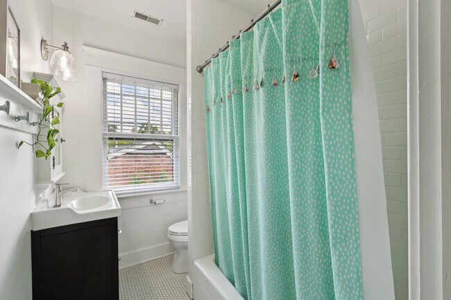 Building Photo - Beautiful Historic 4BR/3BA Gem | Hillsboro...