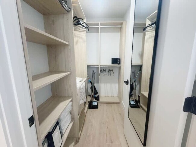 Building Photo - 225 N Miami Ave