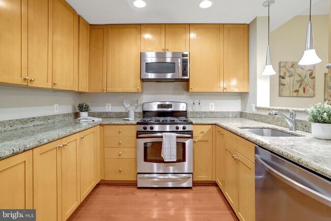 Building Photo - 3650 S Glebe Rd