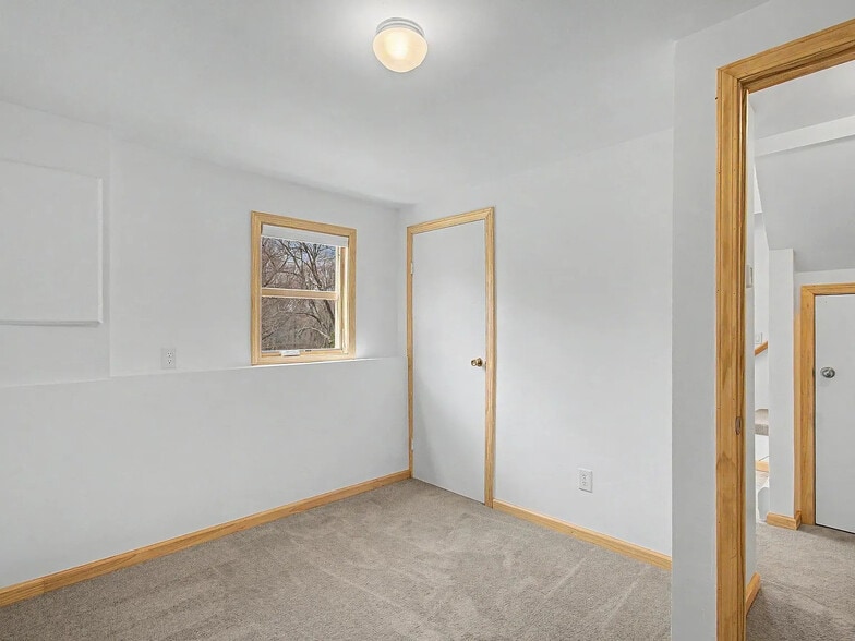 Building Photo - 541 Sand Rd