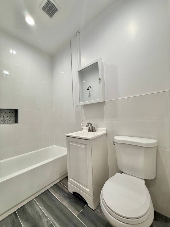 Building Photo - 1072 Putnam Ave