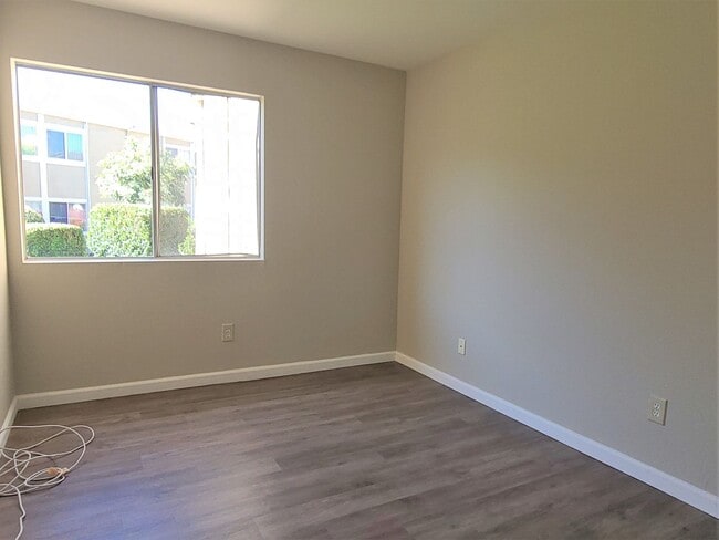 Building Photo - 475 N Midway Dr