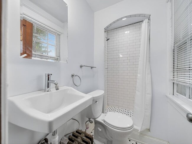 Building Photo - 4024 20th St NE