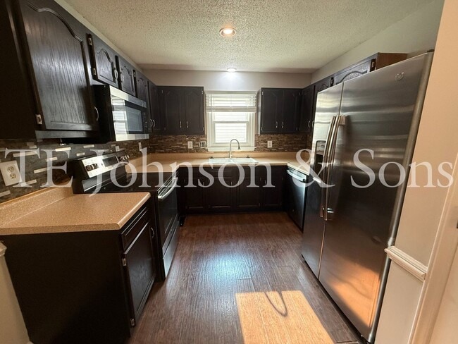 Building Photo - Charming One Level 3 Bedroom Home with Fenced Yard, Garage, and Deck
