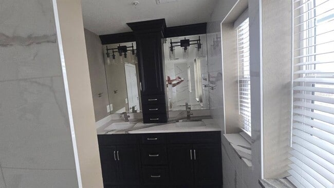 Building Photo - 215 18th Ave