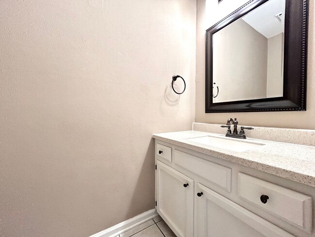 Building Photo - 2 Bedroom Townhouse Located on Siegen Lane...