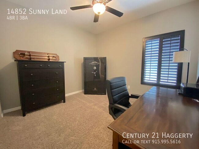 Building Photo - Gorgeous 4 Bedroom Refrig A/C Home