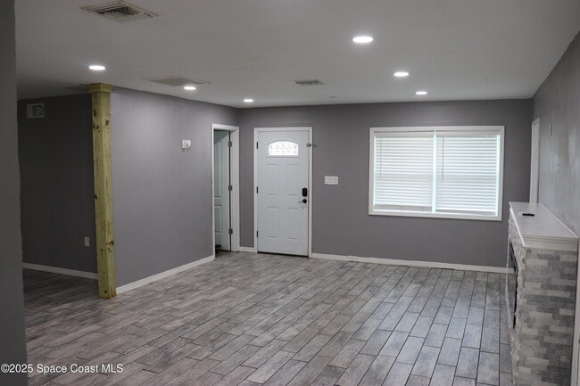 Building Photo - 491 Seacrest Ave