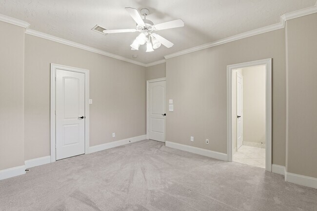 Building Photo - 30 N Palmiera Cir