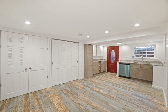 Building Photo - 1 Month Off! Available Now!  // 3bedroom 2.5 bathroom Condo// Trinidad//Private Parking Included