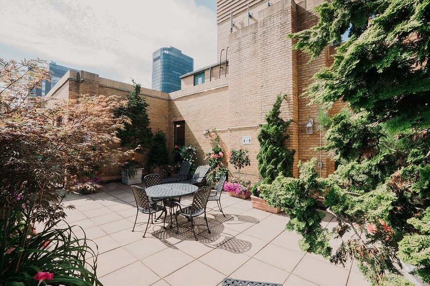 Building Photo - 248 E 68th St
