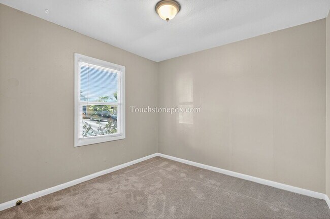 Building Photo - 7349 SE Evergreen St