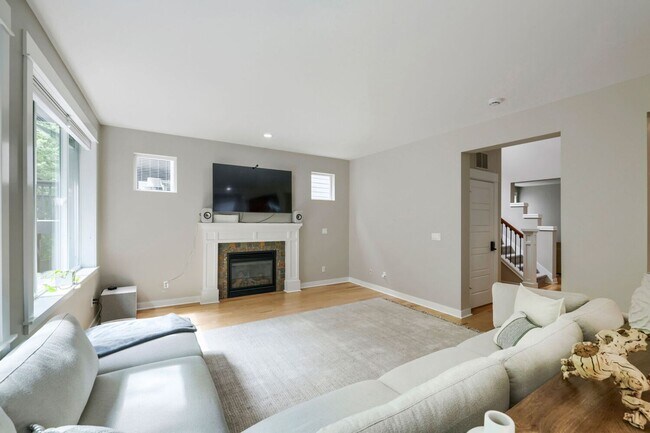 Building Photo - 5bd/3.5ba Bellevue Hoome