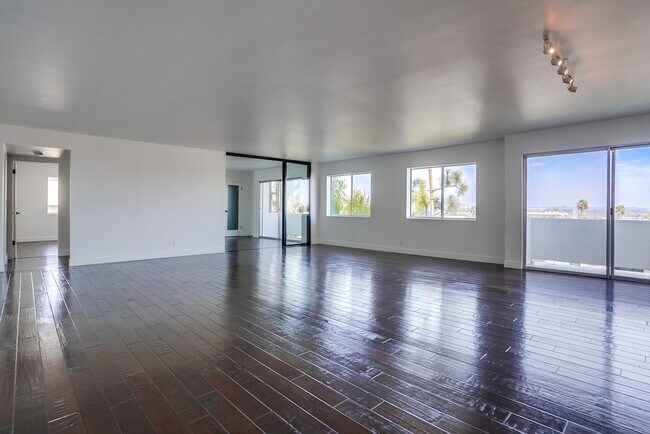 Building Photo - 435 N Oakhurst Dr