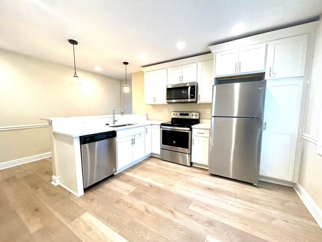 Building Photo - Large House with A/C, deck, updated kitchen, laundry, pet friendly September 1st