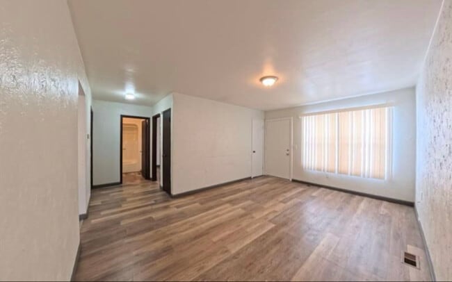 Building Photo - 2605 Eastview Dr