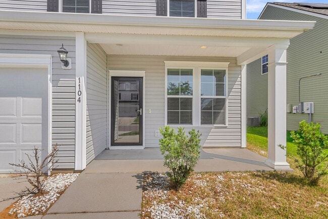Building Photo - Convenient Location with Modern Amenities