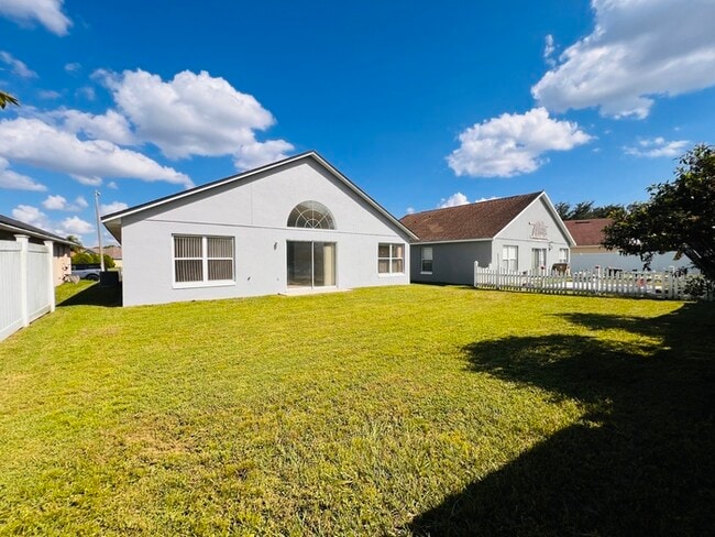 Building Photo - Beautifully Updated 3 bedroom 2 bath home ...