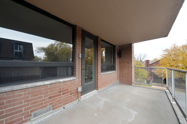 Building Photo - 4466 W Pine Blvd