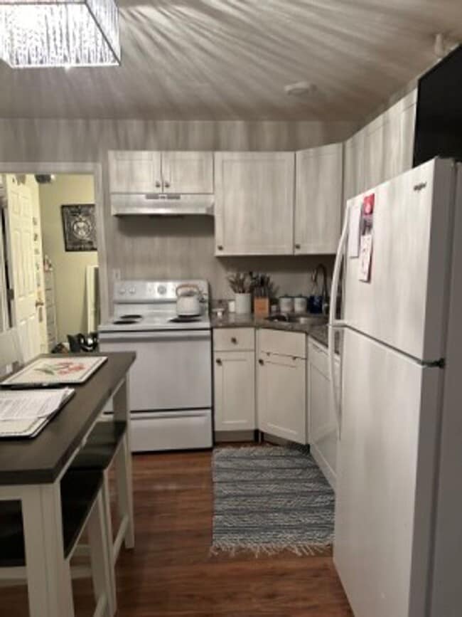 Building Photo - NORTH E. 2 BR Apartment - 6/1/26