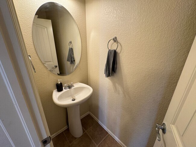 Building Photo - Spacious 3 Bed, 3 Bath Townhome with Rare ...
