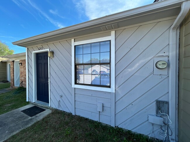 Building Photo - Spacious 1 Bedroom 1 Bathroom! Located Off Ocala Road.