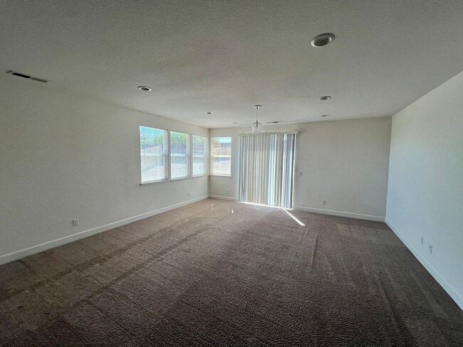 Building Photo - Large 4-bedroom home in Green Valley Estat...