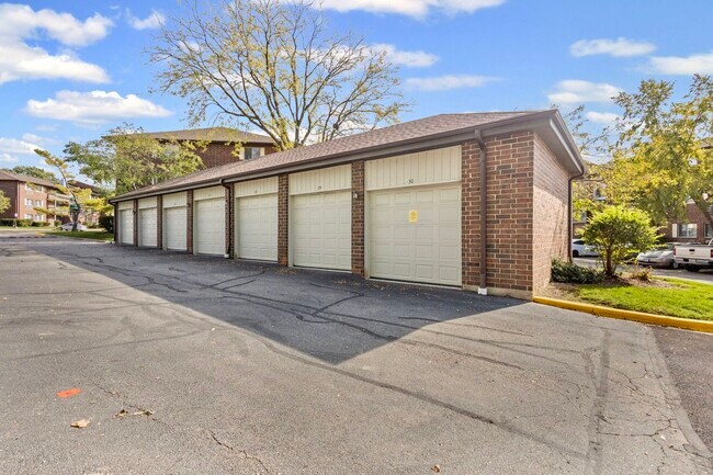 Building Photo - 920 N Lakeside Dr