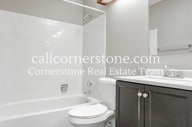 Building Photo - 2570 Clarendon Dr