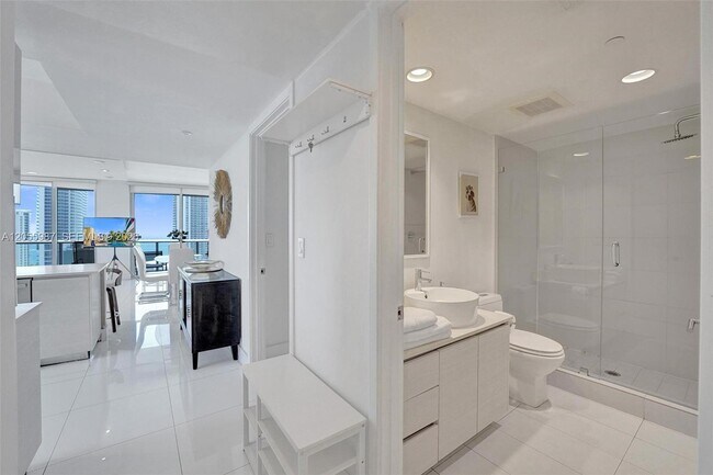 Building Photo - 2600 E Hallandale Beach Blvd