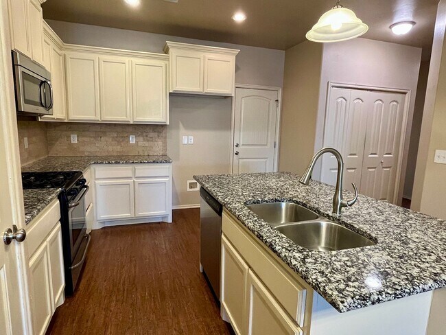 Building Photo - Beautiful 3 Bed 2 Bath Duplex!!