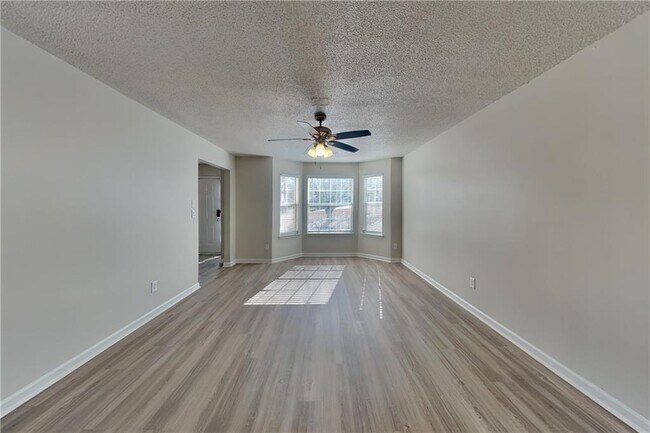 Building Photo - 137 Legend Creek Dr