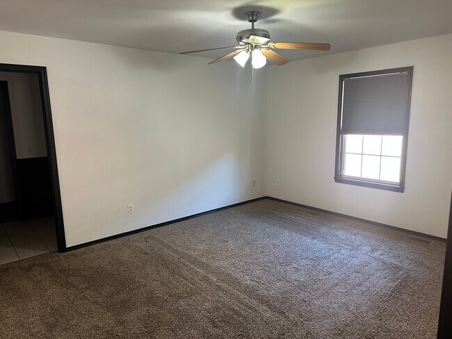 Building Photo - 647 S Hazelnut Ave