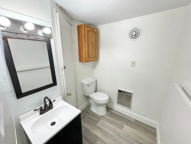 Building Photo - 20 Latham Ct