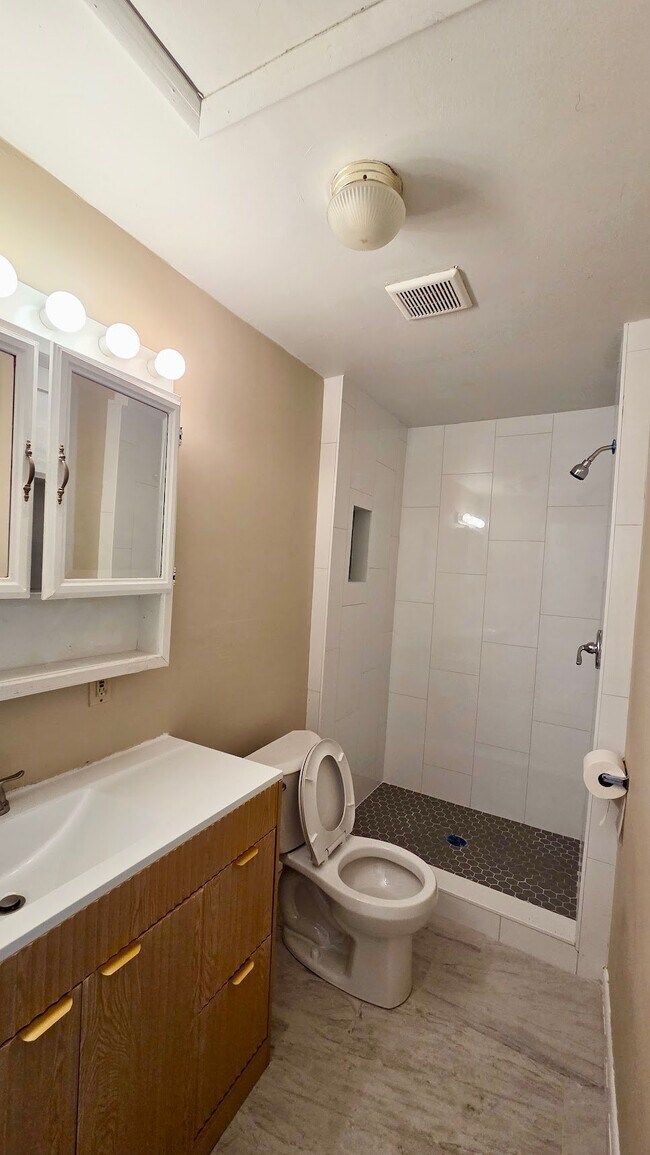 Building Photo - 4447 Melvin Cir W