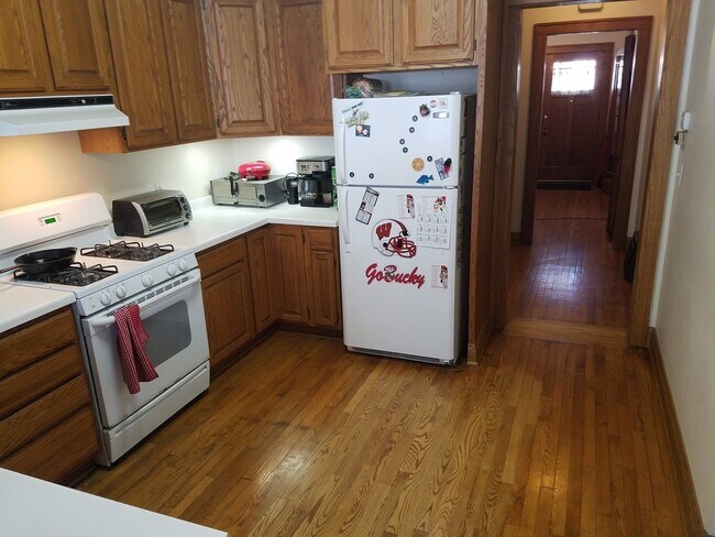 Building Photo - Amazing 5 Bedroom 2.5 Bath Home w/ 300sqft...