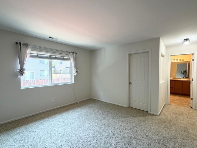 Building Photo - Updated Lakeland Hills Home w/ Air conditioning