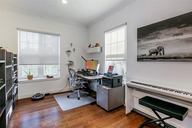 Building Photo - 10 Byron Pl