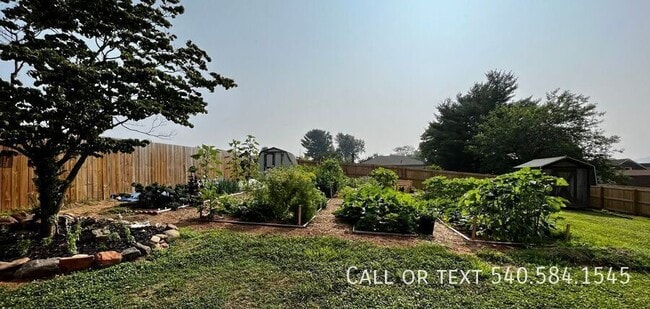 Building Photo - 3615 Ellen Dr