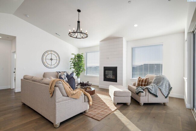 Building Photo - Generational suite w/separate entrance!