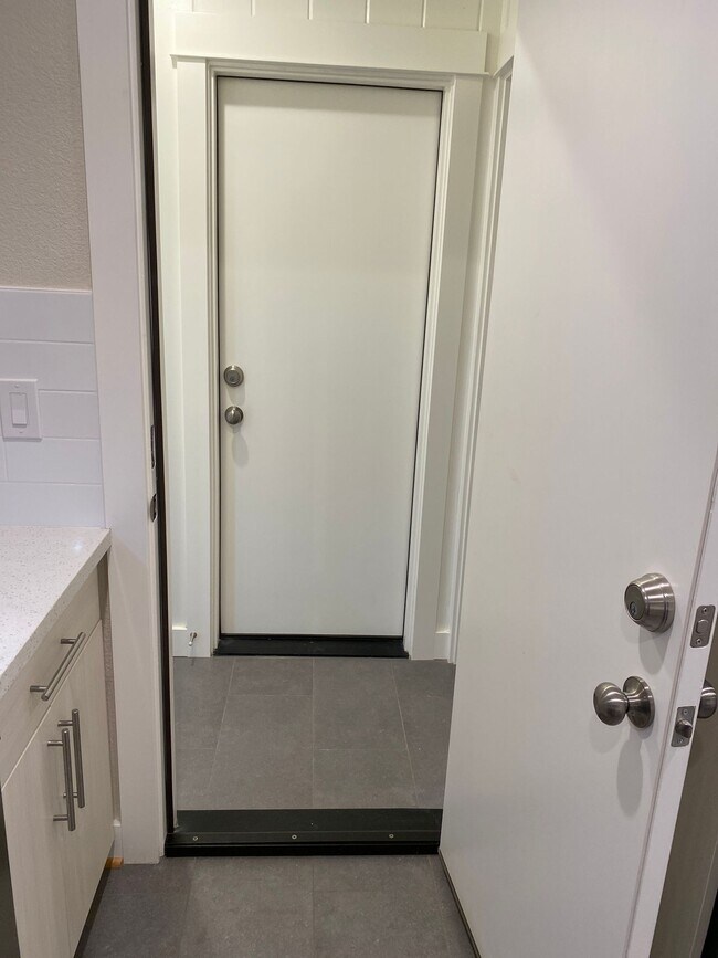 Building Photo - New Full Remodel Modern Alberta Arts Spaci...