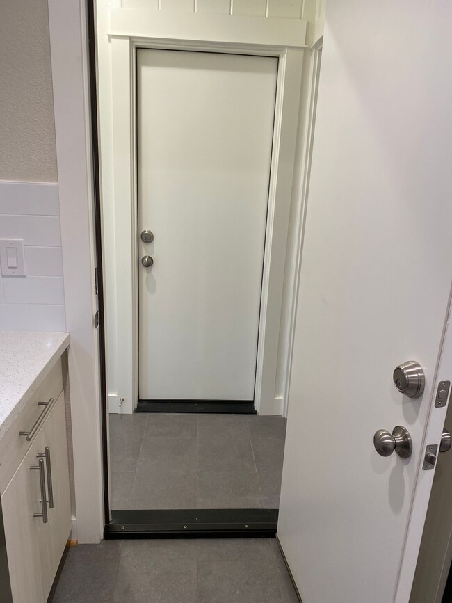 Building Photo - New Modern Remodel Hot Alberta Arts Spacio...