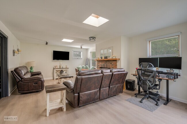 Building Photo - 405 N Bridge St