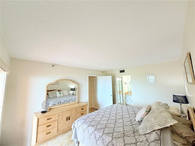 Building Photo - 7430 Sunshine Skyway Ln S